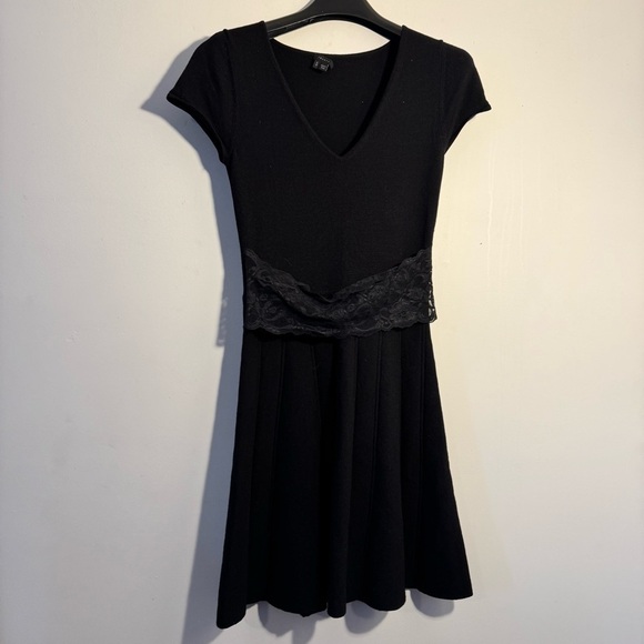 Theory V-Neck Lace Belt Pleated Skirt Dress Size Small - Picture 1 of 3